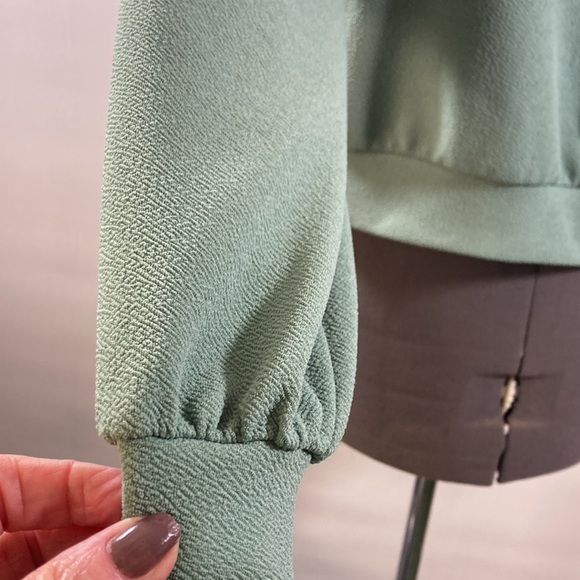 Shein Cropped Sweatshirt Textured 
Green With Sun Flower Design Size 9/10 - Picture 4 of 10
